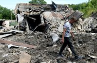 Symbolbild: Ein durch den ukrainischen Beschuss zerstörtdes Haus in Donezk. Bild: Taisija Woronzowa / Sputnik
