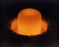 Ein PuO2-Pellet (238Pu) glüht durch den eigenen radioaktiven Zerfall
