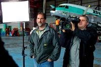 Brad Quenville und Todd Craddock in der Flughalle des Buffalo's Yellowknife. Bild: ZDF und Ed Araquel
