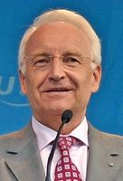 Edmund Stoiber bei einem Wahlkampfauftritt in Würzburg (2005). Bild: wikipedia.org
