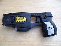 Elektroschockpistole der Firma Taser International, Modell X26 in der Polizeiausführung. Bild: Junglecat / de.wikipedia.org