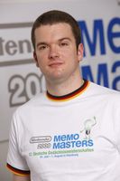 Simon Reinhard (30) aus München ist der Mann mit dem besten Gedächtnis Deutschlands. Bei den Nintendo MEMO MASTERS in Hamburg merkte er sich am Wochenende unter anderem 627 Spielkarten in der richtigen Reihenfolge. Bild: obs/Nintendo MEMO MASTERS