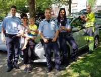 Freuen sich mit Mama Christine und Sohn Matti über den glücklichen Ausgang: Kollegen der Polizeiwache West (von links) KA Marius Müller, PK Christopher Tewes und POKin Andrea Schulz sowie Tim Paolicelli vom ADAC.