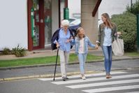 Großeltern bekommen Unterstützung von jüngeren Generationen /   Bild: "obs/CosmosDirekt/AdobeStock"