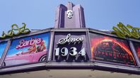 Poster der Filme "Barbie" und "Oppenheimer" auf dem Gebäude eines Kinos in Los Angeles