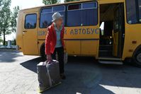 Archivbild: Eine ältere Frau während der Evakuierung aus Nowaja Kachowka Bild: Taisija Woronzowa / Sputnik