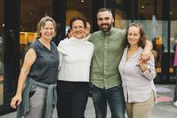 Die Gründer und Gastgeber: Dr. Karin Buchart, Ernährungswissenschafterin; Elisabeth Schratl, Burgverwalterin; Thomas Hollaus, Geschäftsführer Fort Kulinarik; Eva Schevers, Geschäftsführerin Fort Kulinarik (2025) Bild: Lens Collective Stefanie Oberhauser Fotograf: Lens Collective Stefanie Oberhauser