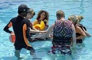 Eingekeilter Tümmler beim Schwimmen mit Delfinen im Sealanya Delfinarium; Foto: A. Steffen  