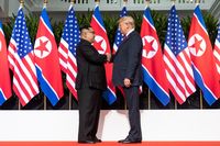 Kim Jong-un (links) und Donald Trump (rechts) beim ersten Treffen