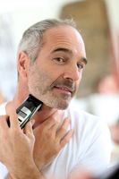 Bei trockener Haut lieber elektrisch rasieren: Bild: "obs/Wort & Bild Verlag - Apotheken Umschau/ImagoStockandPeople_Panthermedia"