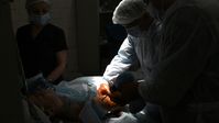 Im Bild: Militärärzte operieren in einem Krankenhaus in der Volksrepublik Lugansk. Bild: Sputnik / Evgeny Biyatov