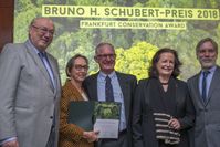 Terese und John Hart (2. und 3. von links) bei der Verleihung des Bruno H. Schubert-Preises 2018 / Frankfurt Conservation Award in der Frankfurter Sparkasse mit Prof. Manfred Niekisch (links), Gabriele Eick (2. von rechts) und Dr. Christof Schenck (rechts). Bild: "obs/Bruno H. Schubert-Stiftung/Daniel Rosengren"