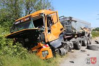 Die beiden Fahrer mussten aus den Kabienen durch die Feuerwehr befreit werden. Bild: Feuerwehr