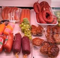 Wursttheke: Verarbeitetes Fleisch riskant. Bild: pixelio.de, andi-h