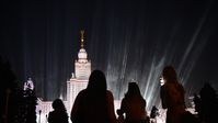 Symbolbild: Junge Menschen vor dem Hauptgebäude der Staatlichen Lomonossow-Universität Moskau während der Aktion "Strahlen des Sieges" anlässlich des 80. Jahrestages des Beginns des Großen Vaterländischen Krieges in Moskau.