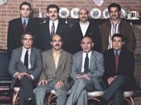 Auf diesem alten Bild der Familie der sieben Brüder und ihrem Vater, sieht man im Bild von Links nach rechts mit dem obersten Rang beginnend: Shah Wali Karzai (Unternehmer in öffentlichen Arbeiten und großer Immobilienentwickler in Kandahar); Ahmed Wali Karzai (politische Führer im Süden des Landes, der Sponsor der Drogen, ermordet); Hamid Karzai (CIA-Agent, ehemaliger UNOCAL Berater, aktueller Präsident von Afghanistan); Abdul Wali Karzai (Professor für Biochemie an der University of Stony Brook); Abdul Ahmad Karzai (Afghanischer Leiter der Investitionsagentur); Qayum Karzai (politischer Berater des Präsidenten und wahrscheinlich nächster Präsident, Besitzer von Restaurants in Baltimore); Abdul Ahad Karzai (der jetzt verstorbene Vater) und Mahmoud Karzai (einer der wichtigsten Geschäftsleute in Kabul). Bild: voltairenet.org