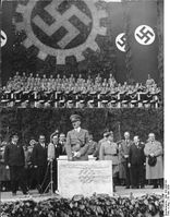 26. Mai 1938: Grundsteinlegung des Volkswagenwerkes durch Hitler, vorn rechts Ferdinand Porsche, Archivbild