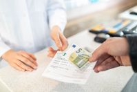 Jede einzelne Krankenkasse hat das Recht, auf die gesetzliche Zuzahlung zwischen fünf und zehn Euro zur Hälfte oder in Gänze zu verzichten, wenn sie einen entsprechenden Rabattvertrag mit einem pharmazeutischen Hersteller abgeschlossen hat.