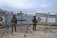 Krim: Unbekannte mutmaßlich prorussische Sicherheitskräfte blockieren den ukrainischen Militärstützpunkt in Perewalne am 9. März 2014