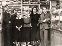 Theo Albrecht (ganz links) und Karl Albrecht (ganz rechts) mit dem Personal des elterlichen Geschäfts in Essen, 1939 Bild: "obs/ZDF"