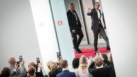 Fangruppierungen im Bundeskanzleramt begrüßen einen Friedensnobelpreisträger und Kriegspräsidenten. (3. Mai 2023) Bild: Kay Nietfeld
