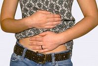 Bauchweh: als Dauerleiden oft psychische Ursachen. Bild: pixelio.de/Hofschläger