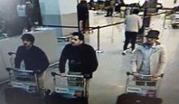 Ein Videoüberwachungsbild der drei mutmaßlichen Attentäter am Flughafen: Die beiden schwarz gekleideten Personen sind mutmaßlich bei dem Selbstmordattentat umgekommen, während nach der weiß gekleideten dritten Person derzeit gefahndet wird.