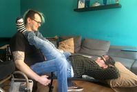 David und Lisa testen ein sexuelles Hilfsmittel für Rollstuhlfahrerinnen und -fahrer. Bild: ZDF Fotograf: Denise Dismer