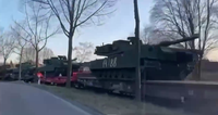 Auf dem Bild: Deutsche Leopard-Panzer auf einem Frachtzug. Gut zu sehen: Neonazi-Codes 14 und 88 an der Seite einer der Maschinen. Stillbild aus Videoaufnahme. Mannheim. Veröffentlichungsdatum 28. Februar 2023.