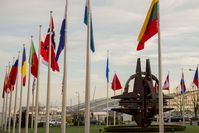 Plastik des NATO-Sterns und Flaggen vor dem alten Hauptquartier