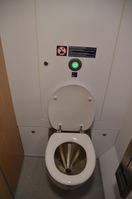 Eine Zugtoilette in geschlossener Bauart
