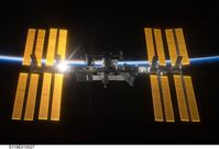 Die Internationale Raumstation ISS ist für ein 27-Tage-Experiment der Sonne zugewandt, um mit einem Sonnenspektrometer von Fraunhofer IPM die EUV-Strahlung zu messen.
Quelle: NASA/ESA (idw)