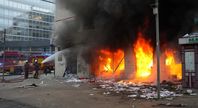 Unruhe und Krawalle: Im Pariser Vorort Nanterre brennt eine Bankfiliale von Credit Mutuel, 29. Juni 2023.