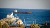 Symbolbild: Blick auf die Saint-Nicholas-Kapelle auf Rhodos. Im Hintergrund ein Öltanker. Bild: Legion-media.ru