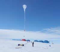 Start einer BARREL Ballonsonde; Halley VI im Hintergrund