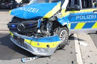 Unfallbeschädigter Streifenwagen Bild: Polizei