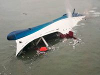 Sewol as it was capsizing; picture taken on 10:00 am, KST 16 April. Bild: Korean Coast Guard - wikipedia.org