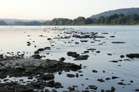 Bei Niedrigwasser wird in Königswinter am Fuß des Drachenfelses eine molenartige Struktur sichtbar. Bild: Heike Kennecke/Uni Bonn