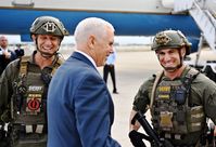 US-Vizepräsident Mike Pence mit Mitgliedern des Broward County SWAT-Teams am 30. November 2018 in Florida; Der Mann links zeigt einen rot-schwarzen "Q" -Aufnäher, ein Symbol von QAnon.