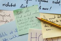 Was wäre ein Büroalltag ohne Post-its und Schmierzettel? Ziemlich farblos - und nicht halb so lustig.  Bild: "obs/STAEDTLER Mars GmbH & Co. KG/Bildrechte: STAEDTLER Mars GmbH"