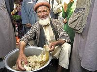 Ein alter Mann verkauft Mantu, tortelliniartige Teigtaschen auf dem Bazar in Baharak. Bild: Bundeswehr/Stollberg/Martin Stollberg