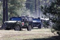 Das Führen einer Marschgruppe erfordert vom Gruppenführer sichere Handhabung seiner verschiedenen Führungsmittel, Orientieren im Gelände sowie schnelle Entschlussfassung. /  Bild: Bundeswehr Fotograf: Kieron Kleinert