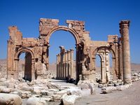 Palmyra: Torbogen mit Kolonnade