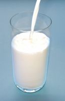 Milch: Spuren von Gentech-Futtermitteln gefunden. Bild: Thorben Wengert/pixelio.de