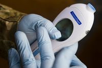 Ebola: Fieberthermometer, das zur schnellen Kontrolle eingesetzt wird. Bild:   US Army Africa, on Flickr CC BY-SA 2.0