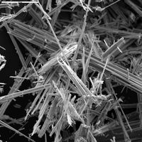Asbest (altgriech. ἄσβεστος, asbestos, „unvergänglich”) ist eine Sammelbezeichnung für verschiedene, natürlich vorkommende, faserförmige Silikat-Minerale.