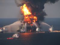 Auf der Deepwater Horizon hat das Unglück seinen Ausgang genommen Bild: flickr.com/uscgd8