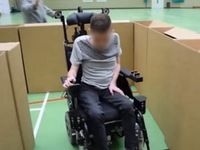 Rollstuhl weicht Hindernissen aus.