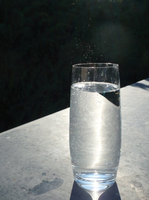 Glas Wasser: Ressource wird immer knapper. Bild:pixelio.de/sigrid rossmann