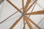 Ingenieure der TU Darmstadt haben die Tragfähigkeit von Bambus-Konstruktionen deutlich verbessert. Um die notwendige Verbindung von Beton und Bambus zu verstärken, verwenden sie Polyurethanharz und eine spezielle Betonrezeptur. Foto: MUDI Architekten